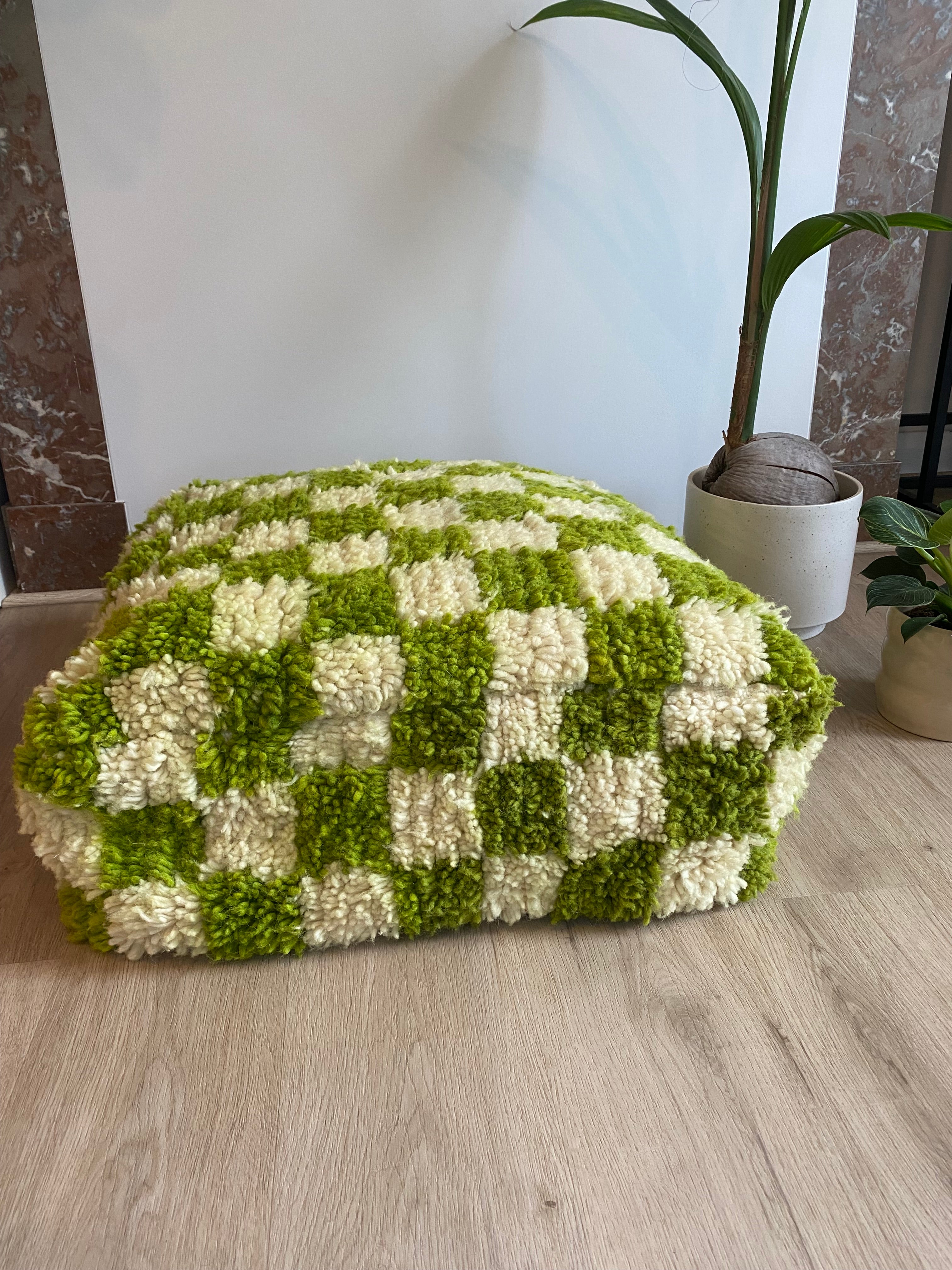 Pouf à damier blanc cassé et matcha