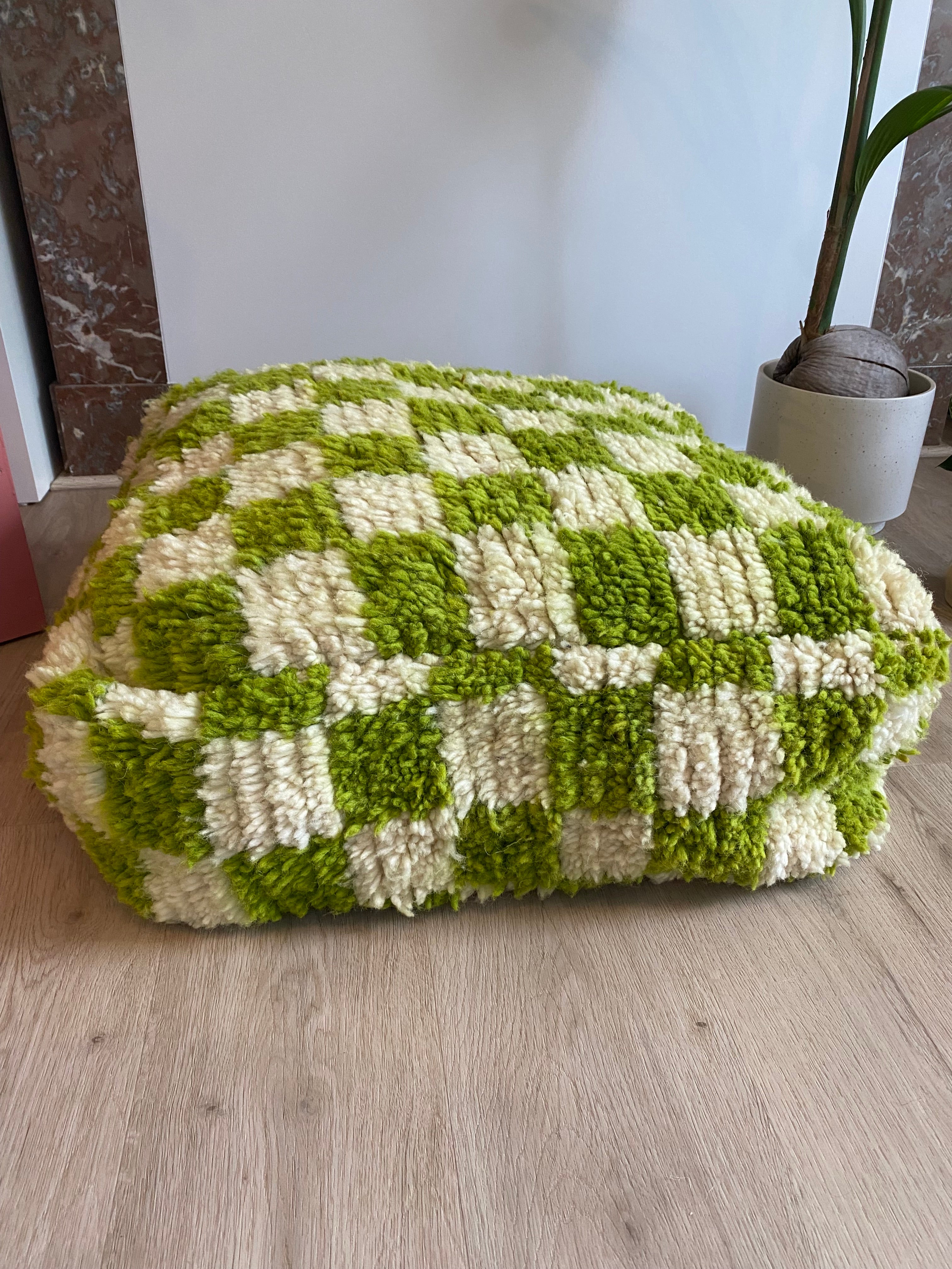 Pouf à damier blanc cassé et matcha