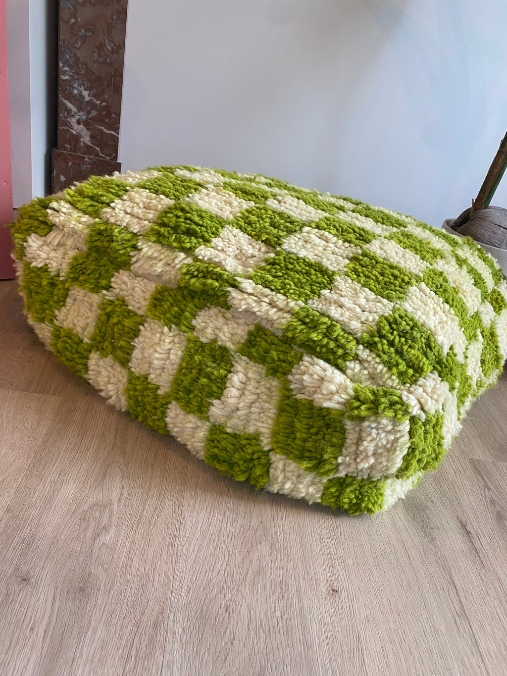 Pouf à damier blanc cassé et matcha