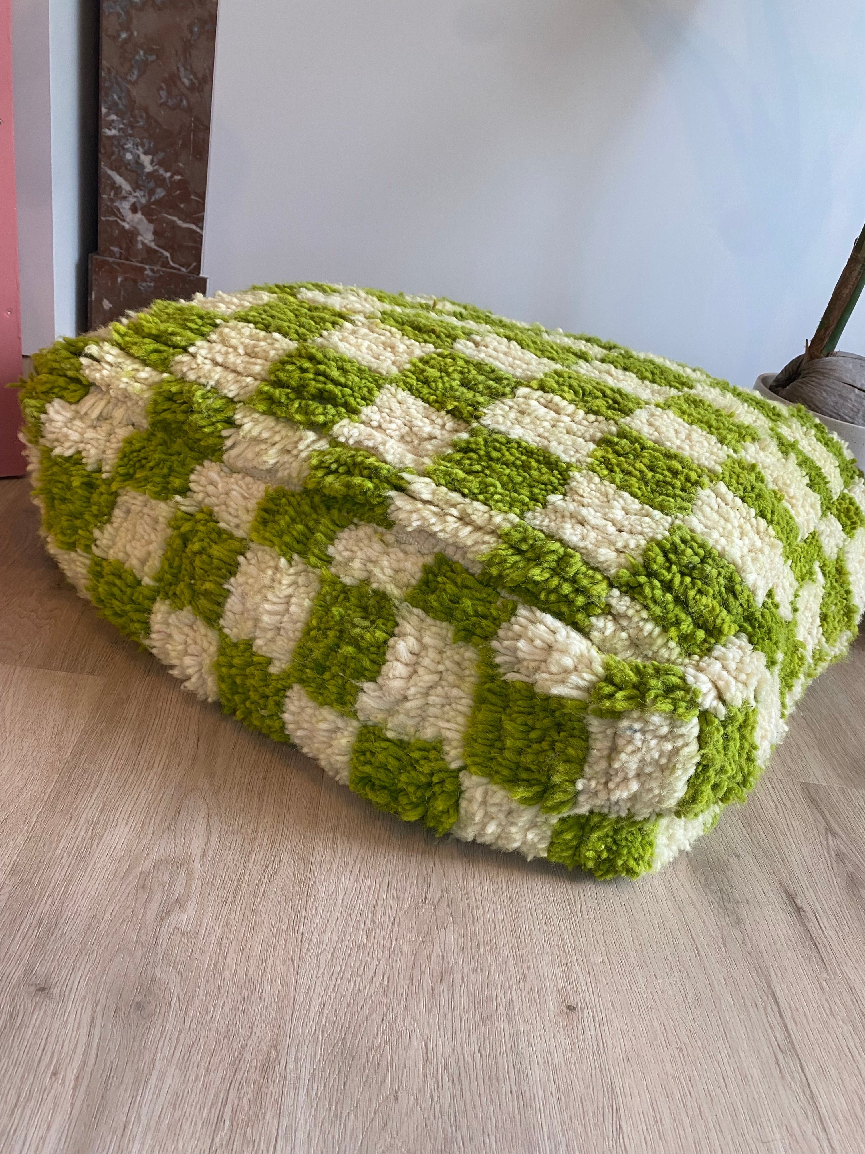 Pouf à damier blanc cassé et matcha