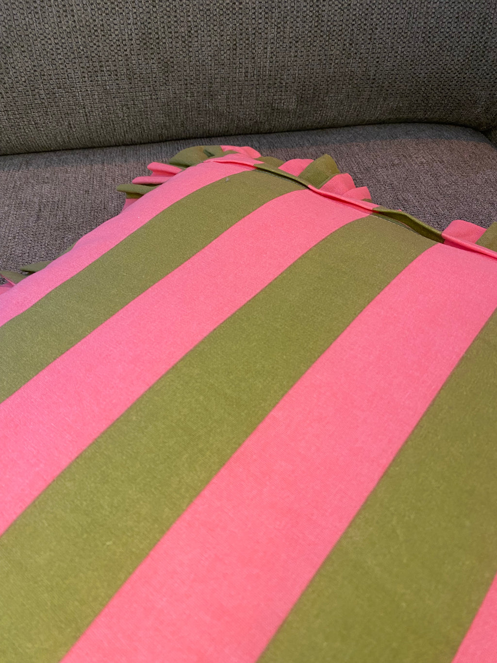 Coussins rayés à volants