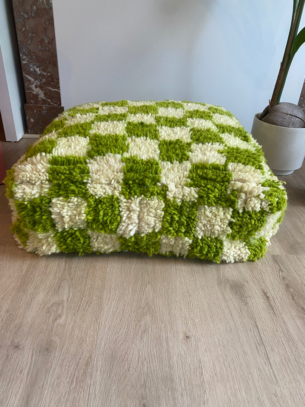 Pouf à damier blanc cassé et matcha