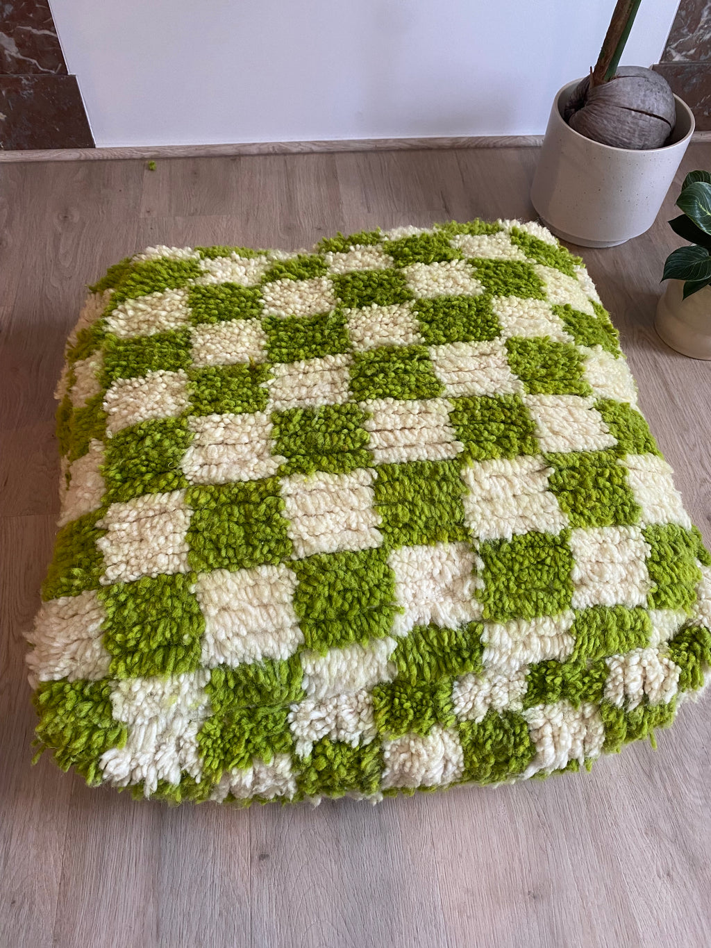 Pouf à damier blanc cassé et matcha